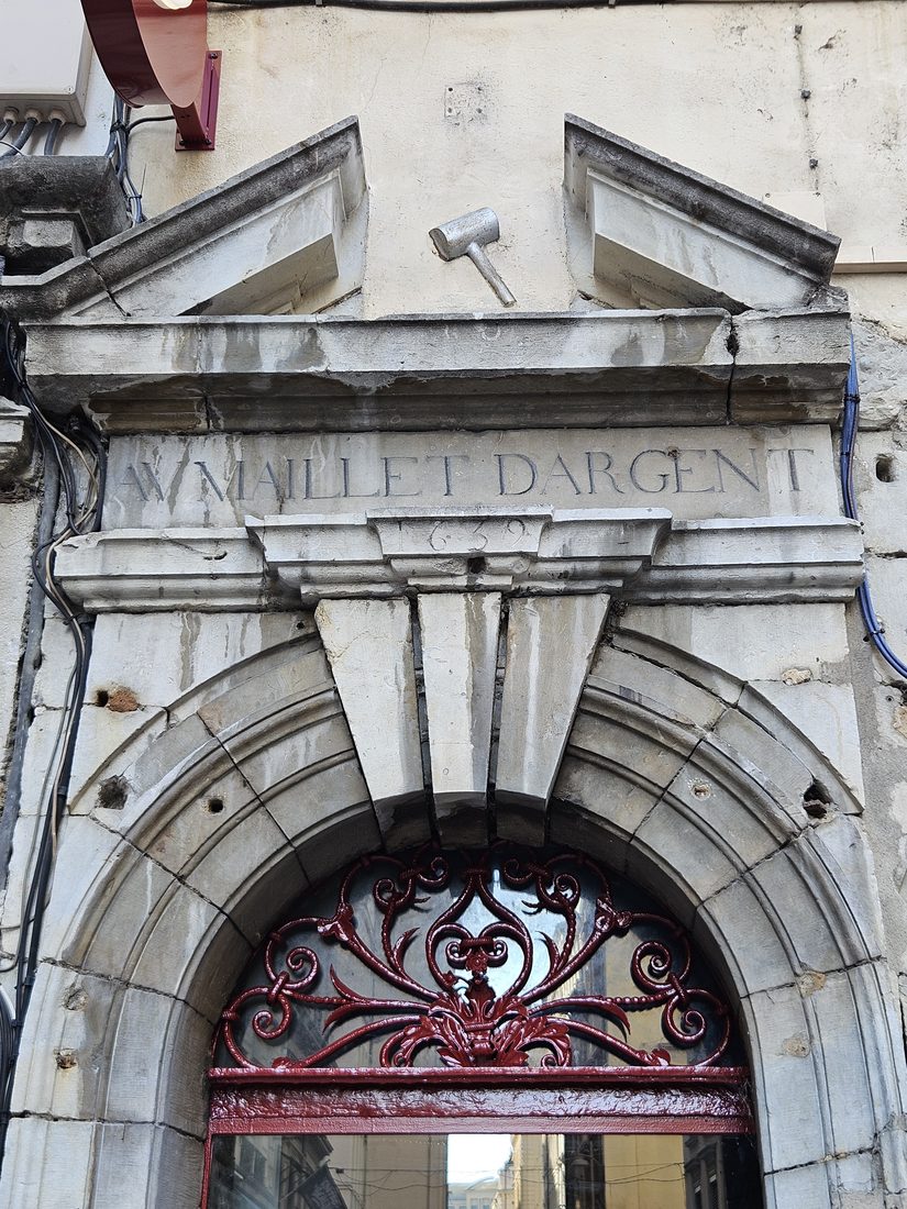 Enseigne sculptée Au Maillet d'argent, 48 rue Mercière à Lyon