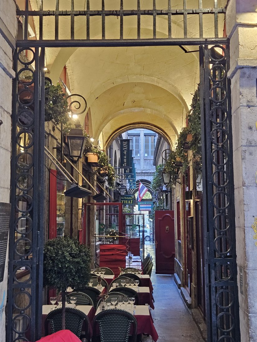 Le passage des Imprimeurs, entre la rue Mercière et le quai Saint-Antoine