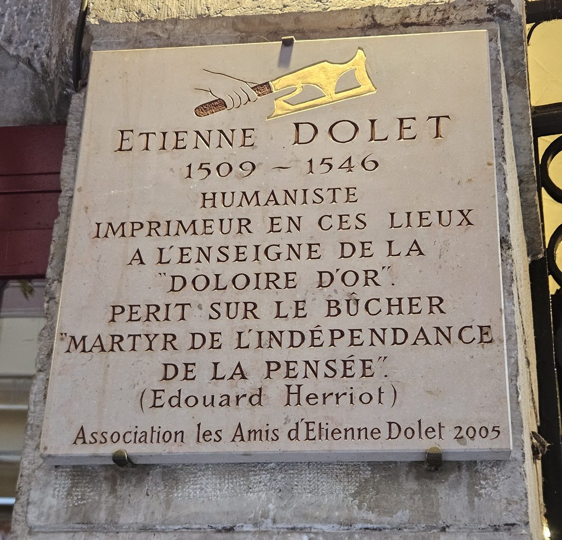 Plaque en hommage à Étienne Dolet, imprimeur à l'enseigne de la Doloire d'or, rue Mercière