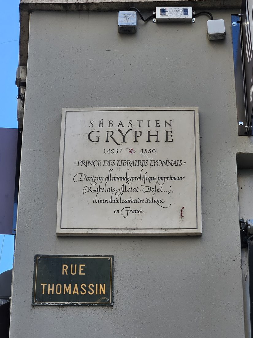 Plaque en hommage à Sébastien Gryphe à l'angle de la rue Thomassin et de la rue Mercière