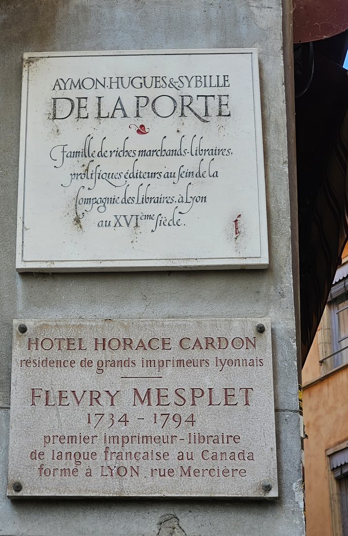 Plaques de la famille de La Porte et de Fleury Mesplet sur l'hôtel Horace Cardon, rue Mercière