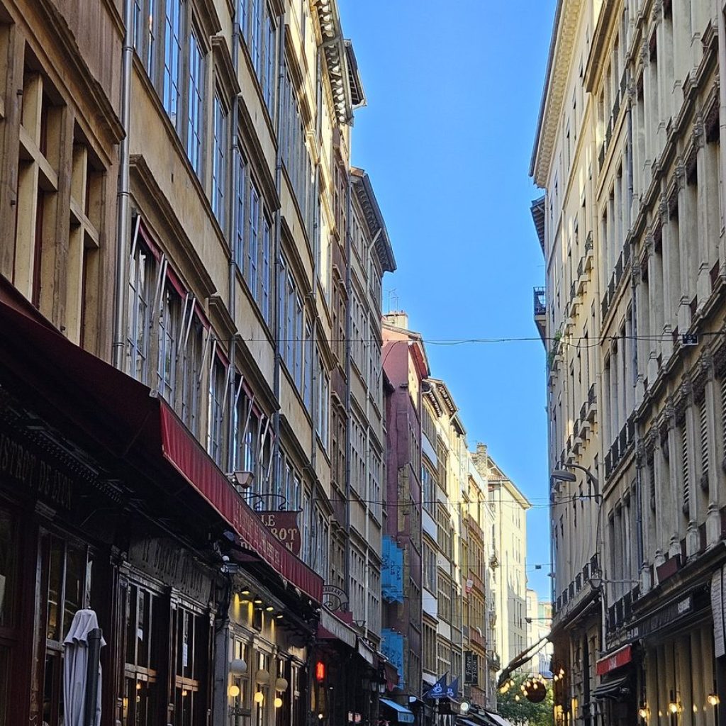 La rue Mercière à Lyon, vue dans l'axe un matin de septembre