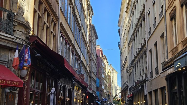 La rue Mercière à Lyon, vue dans l'axe un matin de septembre