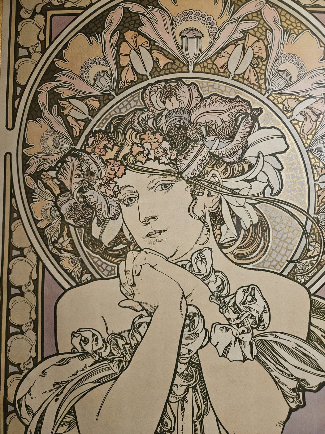 Détail d'un visage de femme et de fleurs, trait d'Alphonse Mucha vu de près