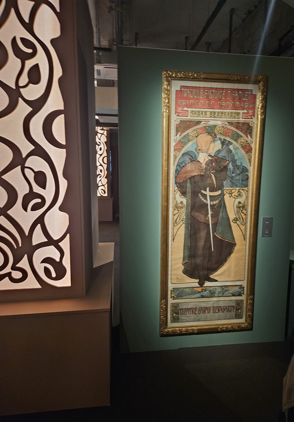 Affiche Hamlet de Mucha et panneaux découpés de la scénographie, exposition Mucha au Grand Hôtel-Dieu de Lyon