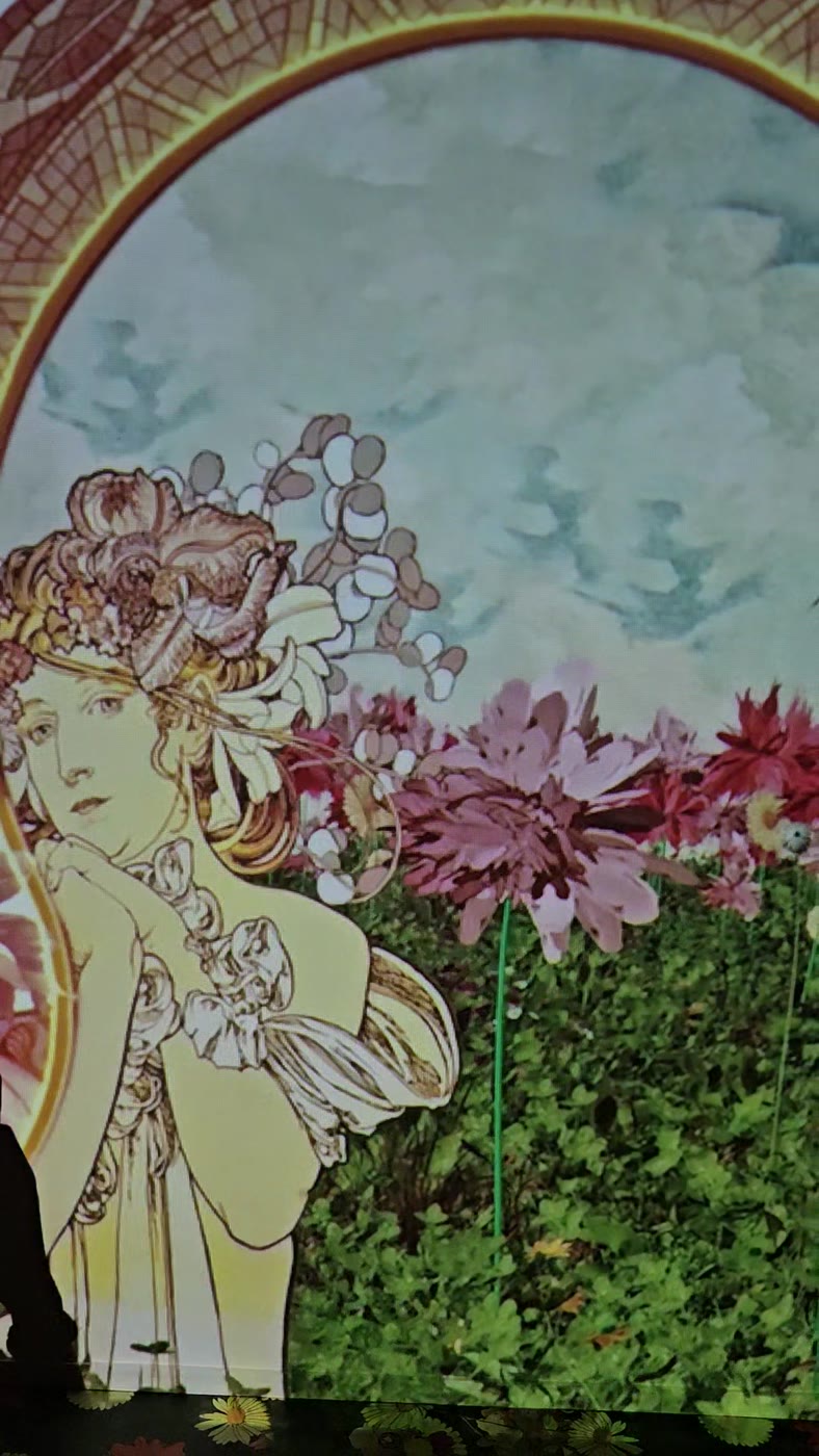 Œuvre de Mucha animée dans la salle immersive de l'exposition de Lyon